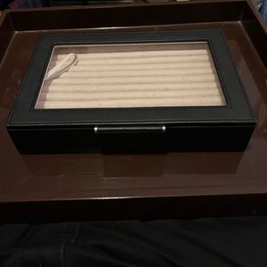 JTV WOLF Medium Ring Box with Window and LusterLoc (TM) in Black